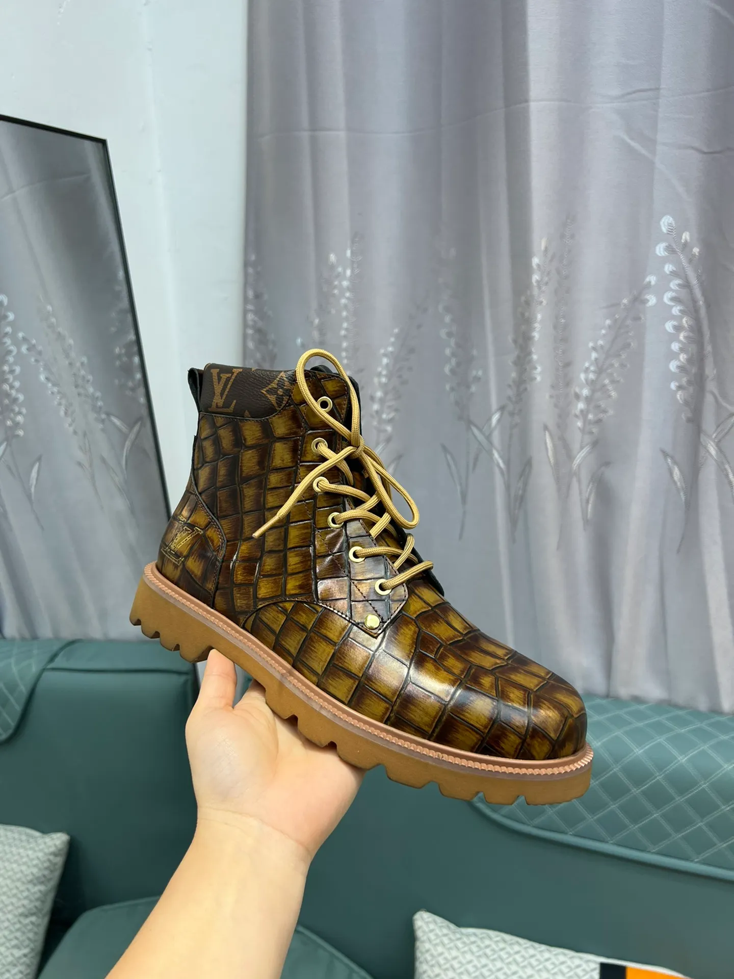 Men's shoes 💰900 L Home - the latest LV men's business casual boots, luxury and nobility are a must, all made of imported original first-layer cowhide, just to create a more comfortable wearing experience, ➕top imported water-dyed full cow lining, original high wear-resistant outsole! 👏👏 Size: Male 39-44; (38 45 46 customized)